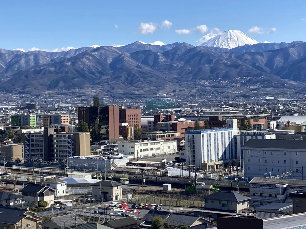 甲府盆地と富士山